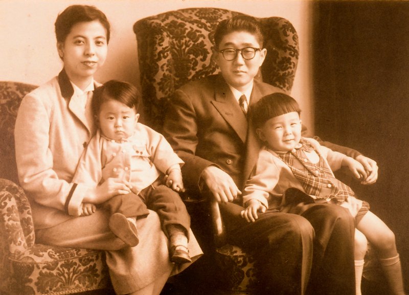 安倍一家：左から、母・洋子、当時2歳の晋三、父・安倍晋太郎、兄・寛信（1956年）